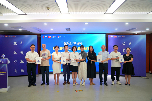 現(xiàn)場(chǎng)向參會(huì)人員贈(zèng)送《2021重慶福彩社會(huì)責(zé)任報(bào)告》。重慶市福利彩票發(fā)行中心供圖