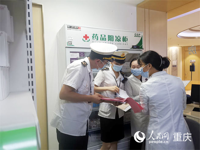 7月26日，執(zhí)法檢查組在醫(yī)療美容機構突擊檢查。人民網(wǎng)陳琦攝