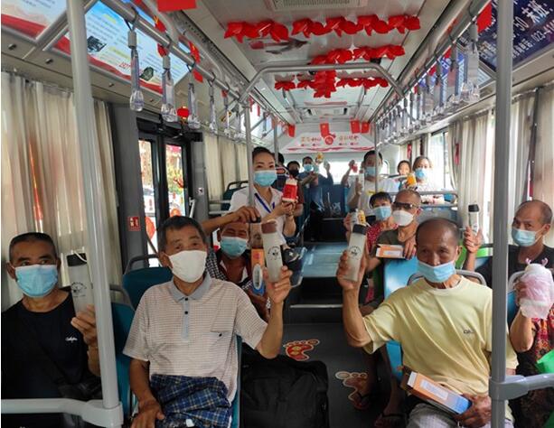 璧山至白市驛C201璧渝城際公交開行一周年，長運公司為乘客準備禮品。重慶交運集團供圖