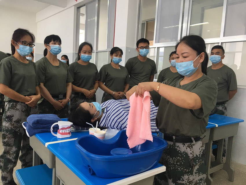 學(xué)員們正在進行實操練習(xí)。人民網(wǎng)記者 程浩攝