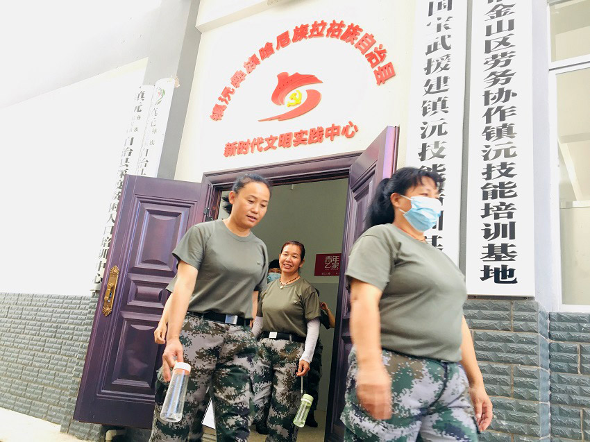 經(jīng)過一上午的培訓(xùn)，學(xué)員們走出教室。人民網(wǎng)記者 程浩攝