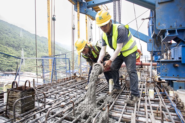 工人正在進(jìn)行梁體混凝土澆筑作業(yè)。