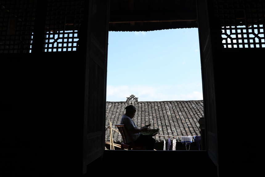 阿蓬江鎮(zhèn)青杠村小寨居民在分揀蔬菜。楊敏攝