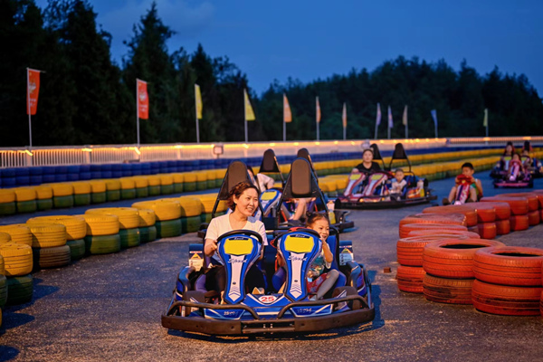 游客駕駛卡丁車。酉陽旅投供圖