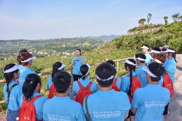 “行走的思政課”實(shí)踐育人基地掛牌。重慶工程職業(yè)技術(shù)學(xué)院供圖