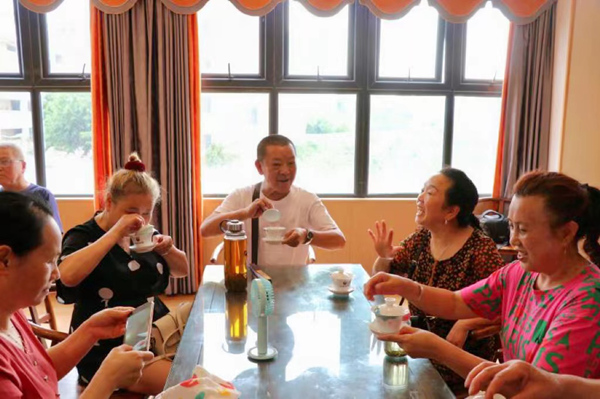 居民在茶館圍坐一起喝茶聊天。實習(xí)生胥世鵬攝