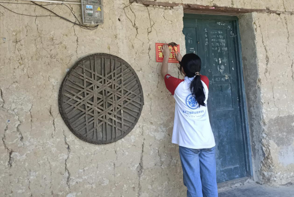 學生協(xié)助社區(qū)工作人員開展工作。重慶工程職業(yè)技術學院供圖