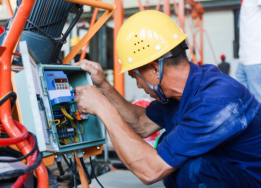 “川渝住建杯”裝配式建筑技能競(jìng)賽現(xiàn)場(chǎng)。重慶市住房和城鄉(xiāng)建設(shè)委員會(huì)供圖