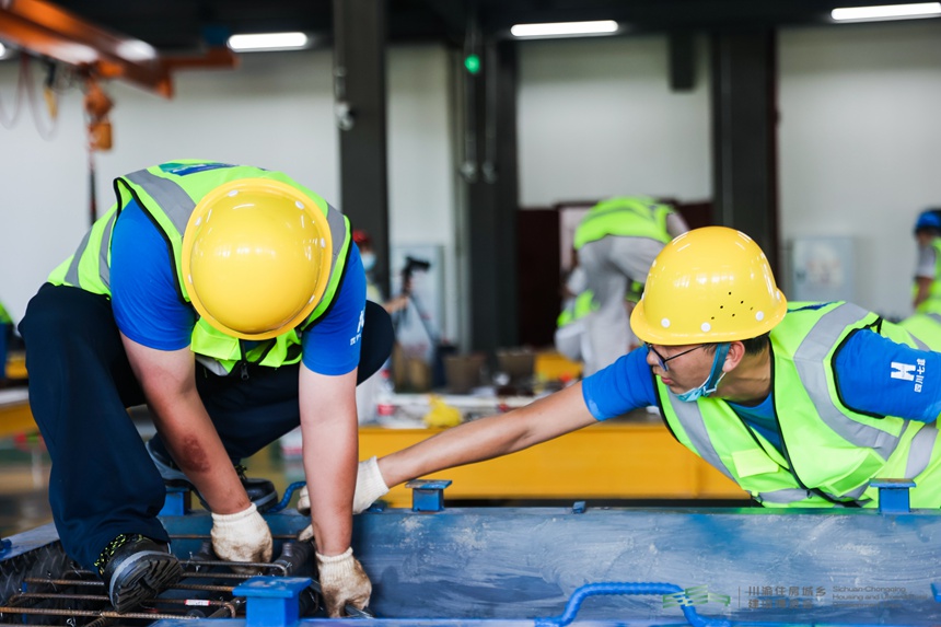 “川渝住建杯”裝配式建筑技能競賽現(xiàn)場。重慶市住房和城鄉(xiāng)建設(shè)委員會(huì)供圖
