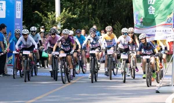 鳴槍開賽，選手們爭先出發(fā)。安瀾鎮(zhèn)供圖