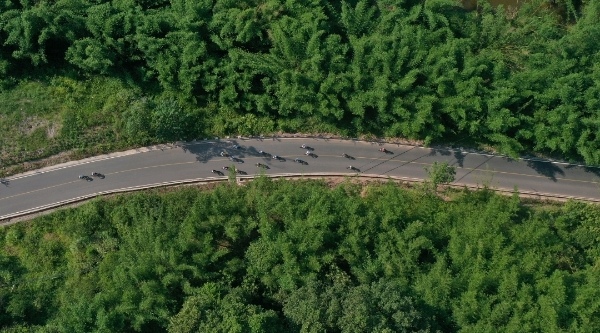 選手們在鄉(xiāng)間競賽。安瀾鎮(zhèn)供圖