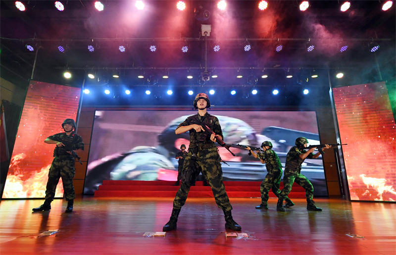 男子歌舞表演《我的后背交給你》。郭傳武攝