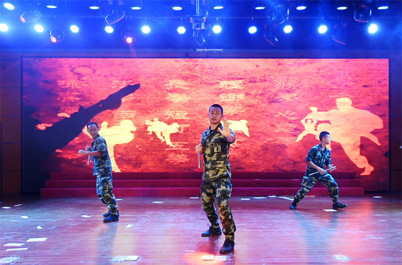 跆拳道、雙節(jié)棍表演《戰(zhàn)斗》。郭傳武攝