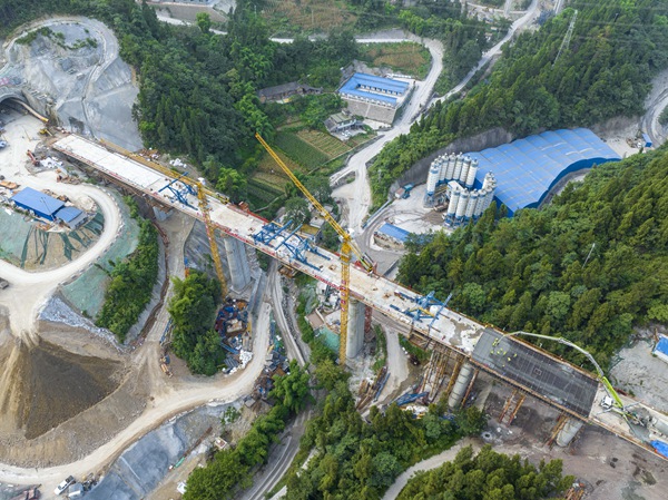 渝湘高鐵白筍溪雙線大橋貫通。