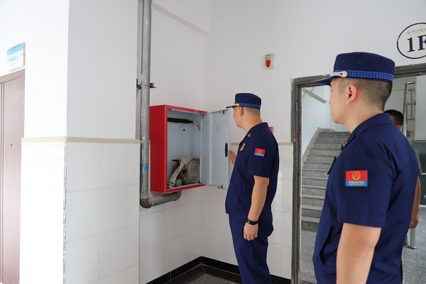 檢查現(xiàn)場。秀山縣消防救援大隊(duì)供圖