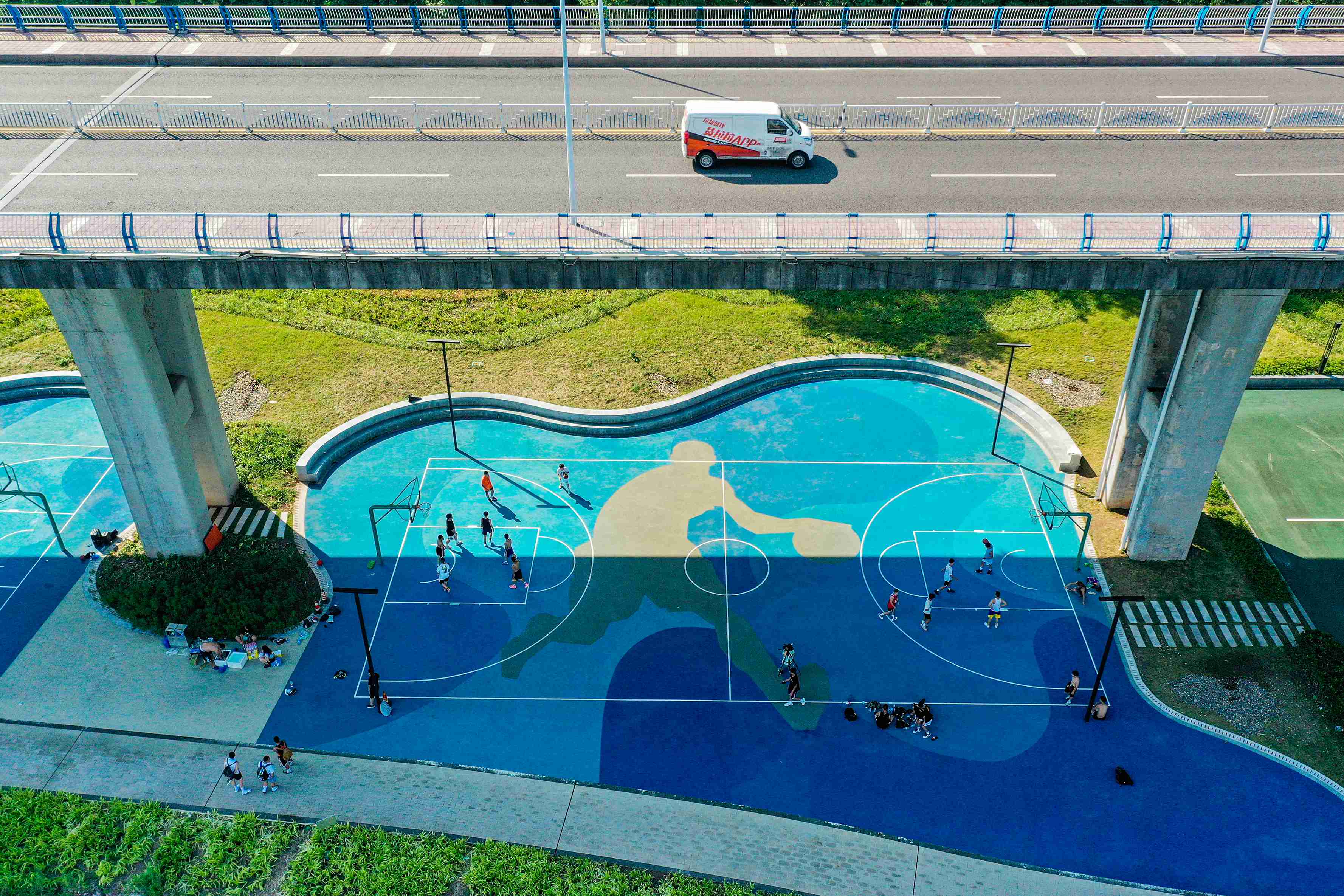 在渝中區(qū)黃沙溪大橋下，市民在長江邊的籃球場打球。何超攝