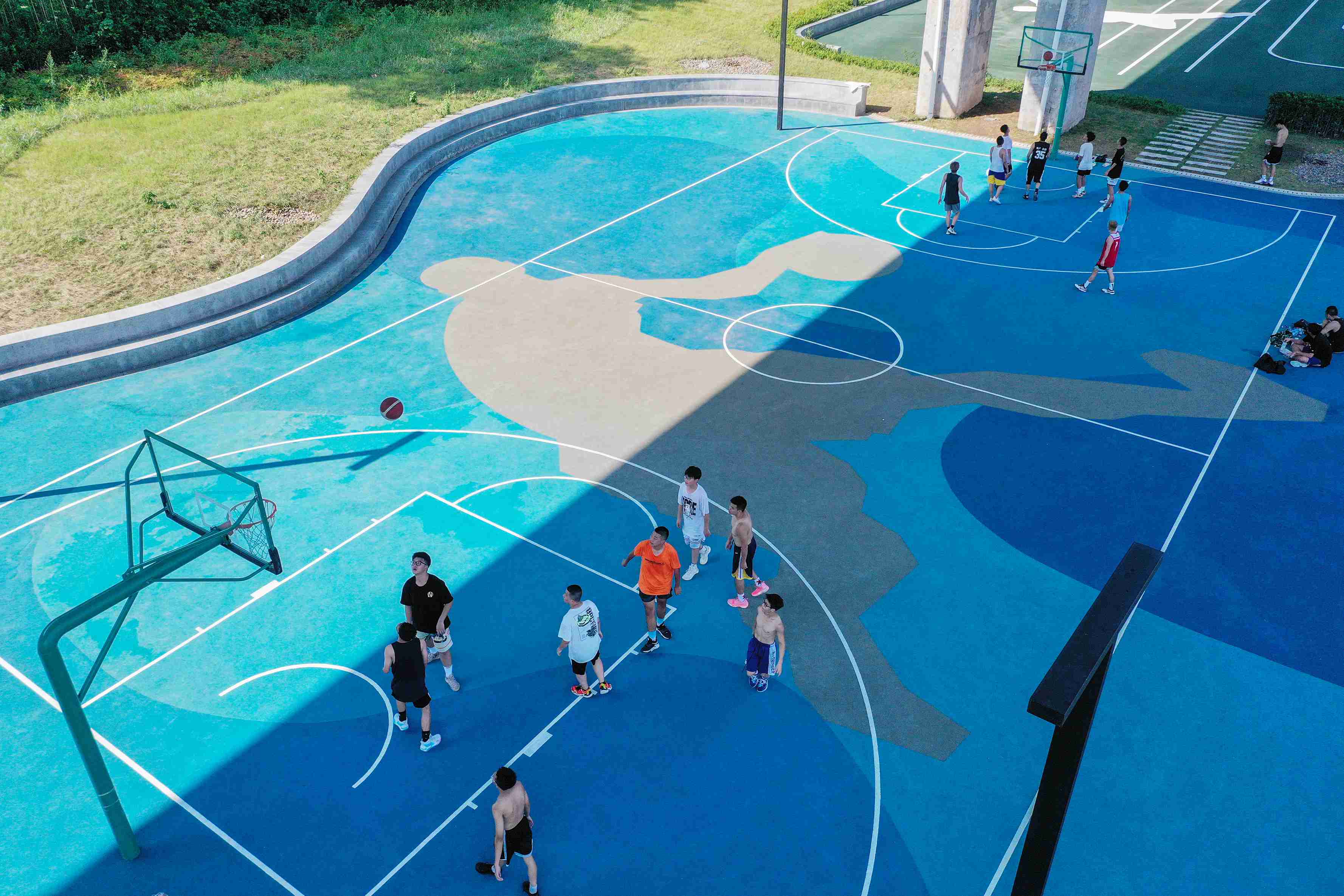 在渝中區(qū)黃沙溪大橋下，市民在長江邊的籃球場打球。何超攝