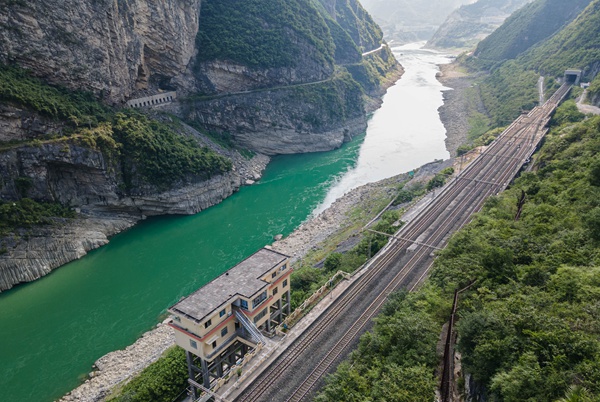 烏江邊的吊腳樓車站——白馬站。