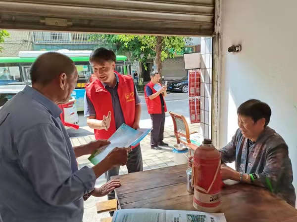 姜家鎮(zhèn)人大代表為轄區(qū)居民宣講垃圾分類。姜家鎮(zhèn)供圖