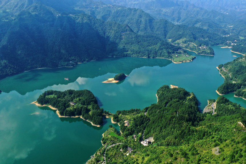 綠水青山環(huán)抱的小南海風景區(qū)。楊敏攝