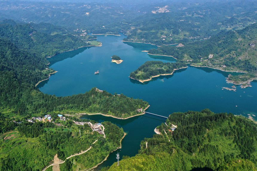 綠水青山環(huán)抱的小南海風(fēng)景區(qū)。楊敏攝