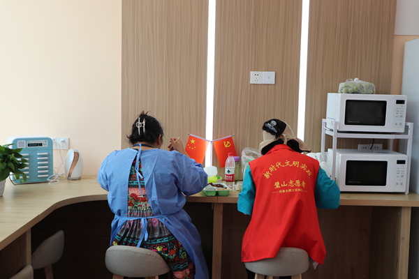 暖心驛站內(nèi)運(yùn)維志愿者。胥世鵬攝