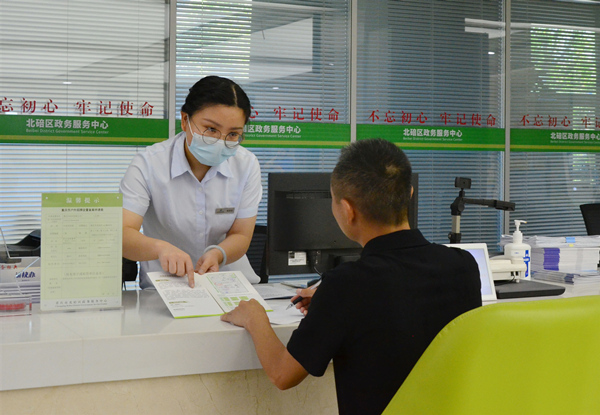 北碚區(qū)行政服務(wù)中心綜合服務(wù)窗口水電氣“一窗辦”辦理現(xiàn)場(chǎng)。蘭天攝