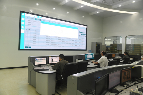 國網(wǎng)重慶電力營銷服務中心， 電力員工通過采集的客戶數(shù)據(jù)初步判定客戶計量裝置異常。潘洪攝