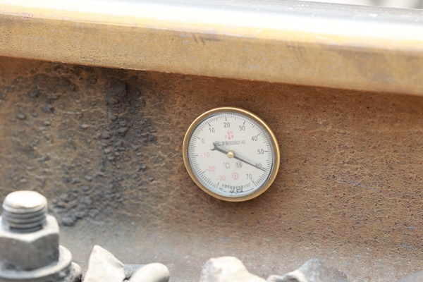 中午12時(shí)鋼軌溫度已達(dá)到60℃。晏濤攝