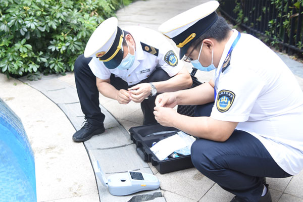 游泳場所檢查。江津區(qū)衛(wèi)生健康綜合行政執(zhí)法支隊(duì)