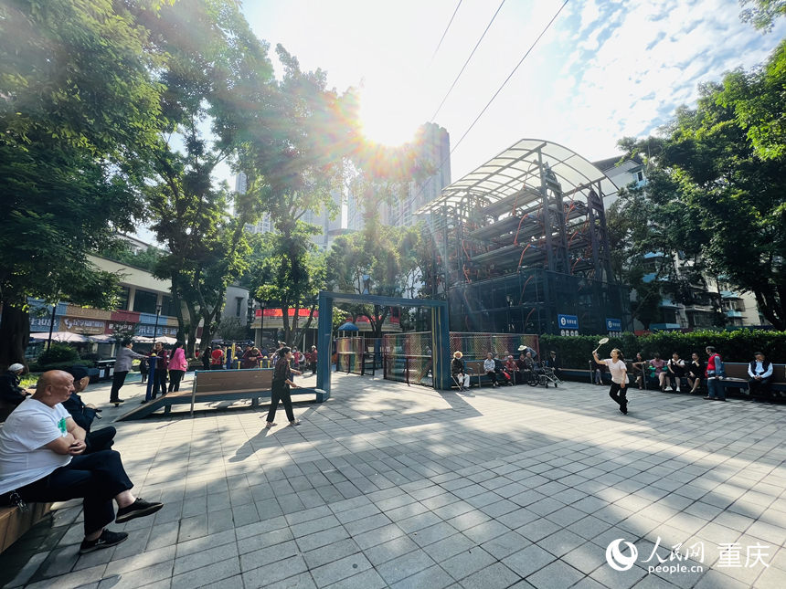 改造后的白馬凼社區(qū)有寬闊的活動空間。人民網(wǎng) 胡虹攝