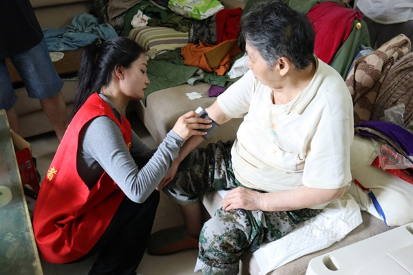 志愿者為老人測(cè)量血壓。李雪攝