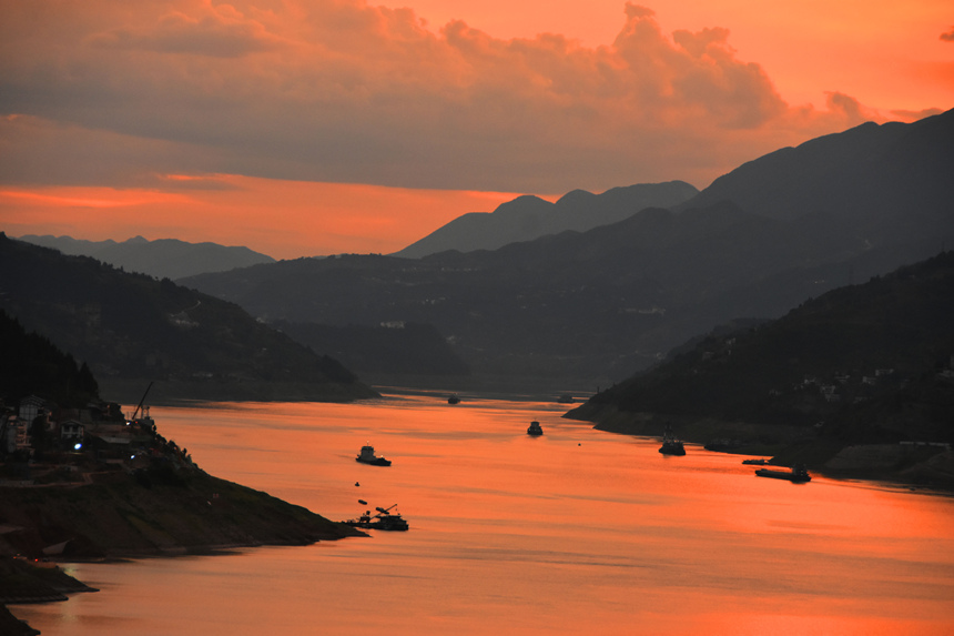 晚霞映照在長江與大寧河交匯的寬闊湖面。王忠虎攝