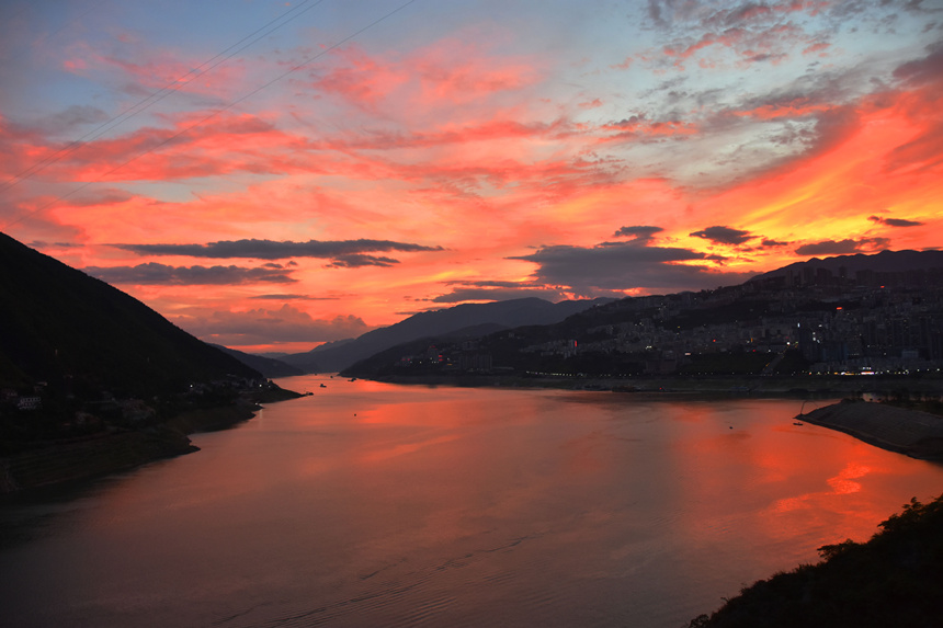 晚霞映照在長江與大寧河交匯的寬闊湖面。王忠虎攝