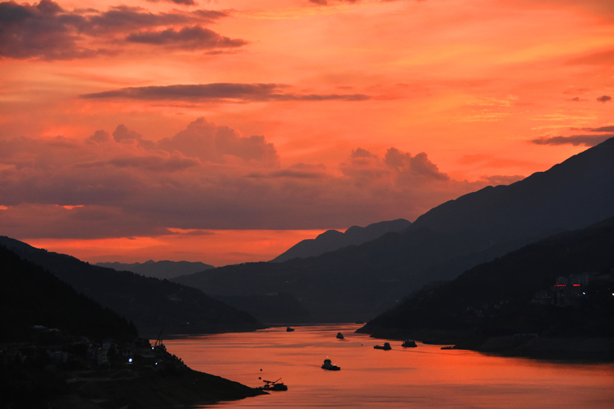 晚霞映照在長(zhǎng)江與大寧河交匯的寬闊湖面。王忠虎攝