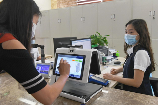 在江北區(qū)不動產登記中心，業(yè)務人員正在辦理“不動產+電力”過戶業(yè)務。馮勝嵐攝