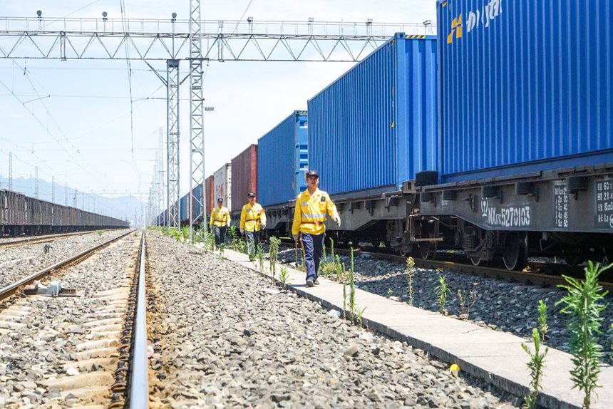 8月9日，重慶西車輛段貨車檢車員頭頂烈日工作。劉彪攝