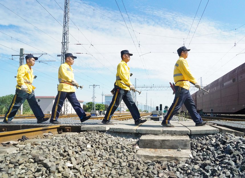 8月9日，重慶西車輛段貨車檢車員整隊出發(fā)。劉彪攝