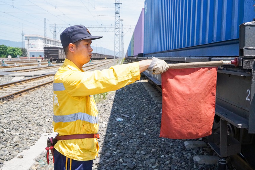 8月9日，重慶西車輛段貨車檢車員正在插設紅旗準備作業(yè)。劉彪攝