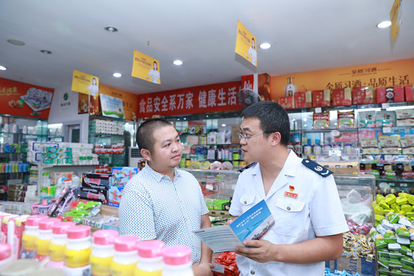 重慶市江津區(qū)稅務局派出人員上門宣傳社保費緩繳政策。趙飛攝