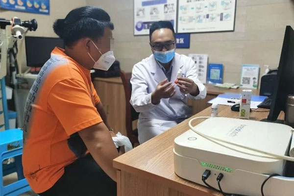 詳細(xì)講解。兩江新區(qū)第一人民醫(yī)院供圖