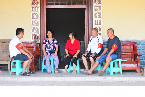 黨員入戶了解群眾需求。潼南區(qū)委宣傳部供圖