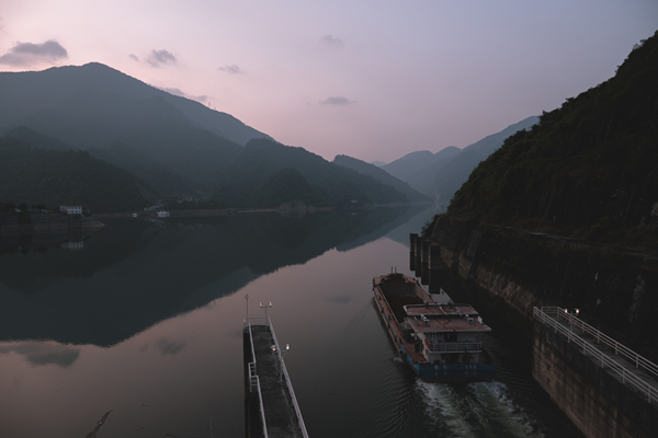 夜間過壩船只駛出電站通航系統(tǒng)。廖唯攝