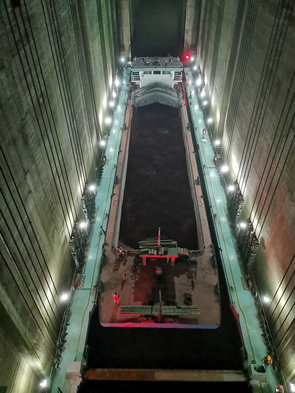 夜航船只駛?cè)肷瑱C系統(tǒng)。廖唯攝