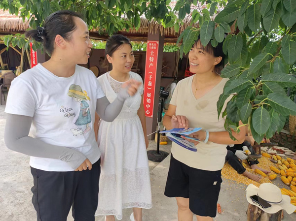 工作人員為企業(yè)宣傳緩繳社保、創(chuàng)業(yè)擔保貸款等惠企政策。袁世豐攝