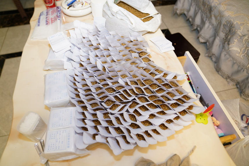 詐騙分子宣稱專治疑難雜癥的“藥丸”。兩江新區(qū)警方供圖