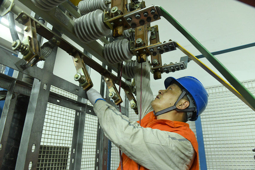 8月10日晚，國家電網(wǎng)紅巖（璧山運檢）共產(chǎn)黨員服務隊隊員在110千伏大路變電站檢修3號電容器。周毅攝