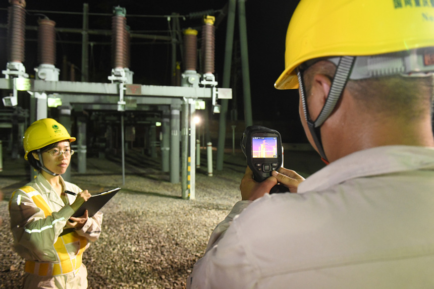 8月10日晚，國網(wǎng)重慶市電力公司員工在110千伏大路變電站測(cè)溫。周毅攝