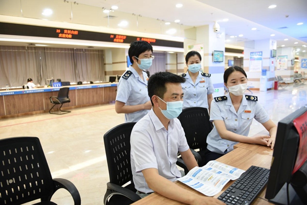 稅務(wù)特約監(jiān)督員在辦稅服務(wù)廳自助辦稅區(qū)體驗電子稅務(wù)局“十七稅”合并申報、發(fā)票領(lǐng)用等功能。陳紅梅攝