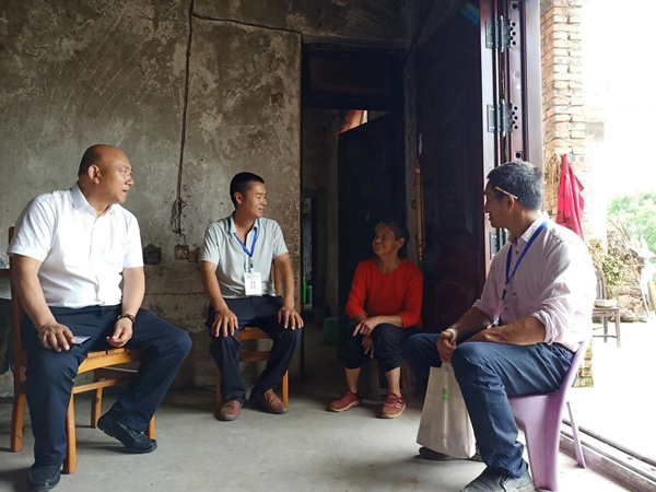 居民議事代表走訪村民。李渡街道供圖